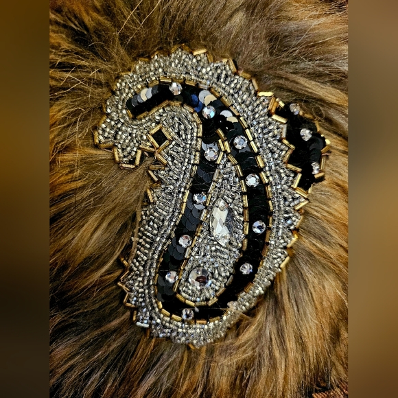 DECO DIVA-Art Deco-inspired beaded gown with detachable faux fur stole and appli - Picture 6 of 10